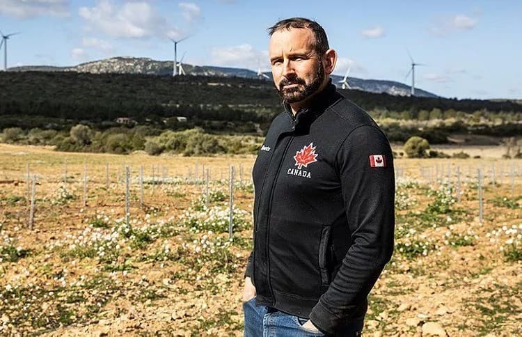 Benoît Valéry dans un paysage viticole
