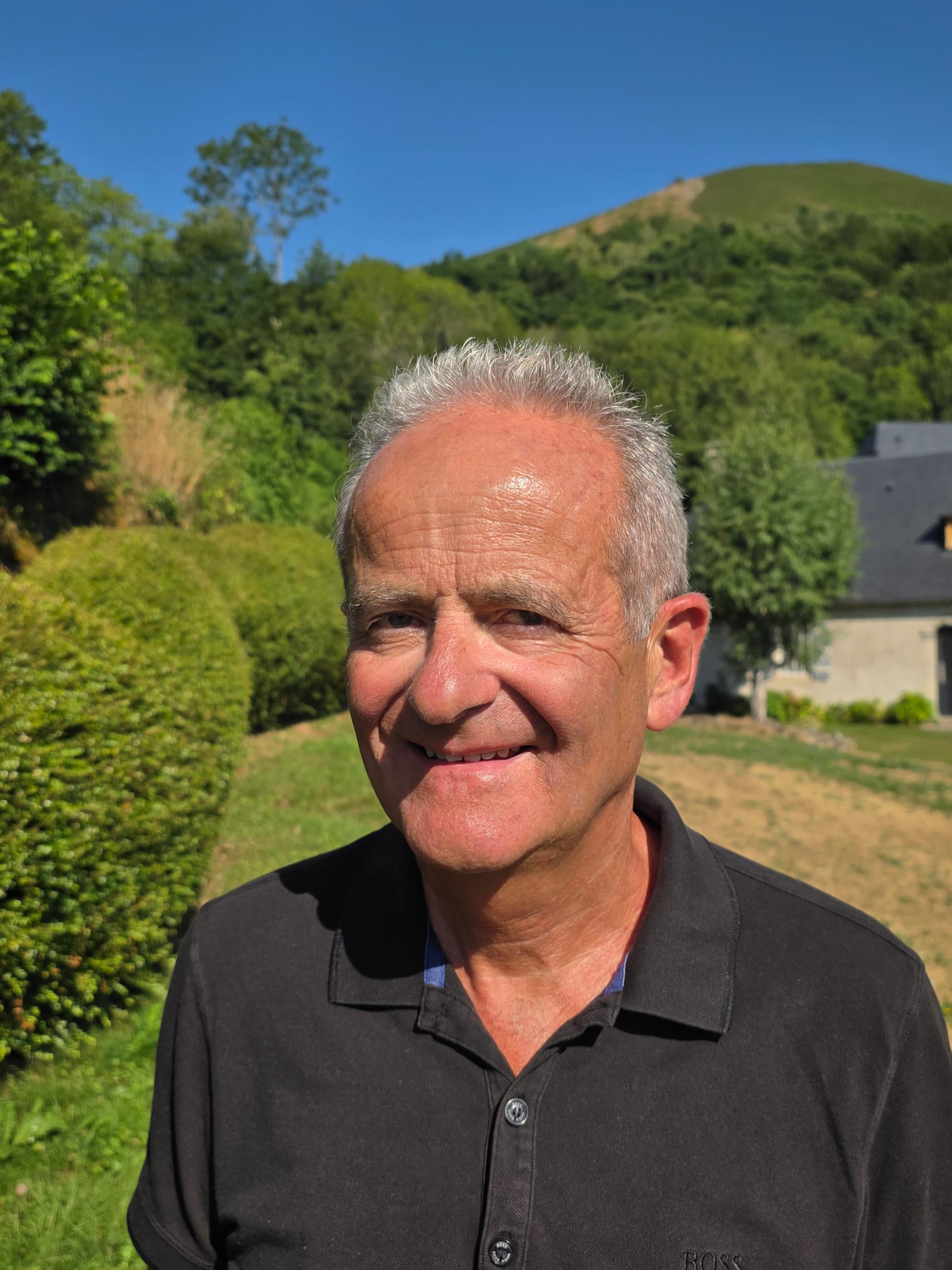 Portrait de Jean-Claude Sarrat dans un paysage de montagne